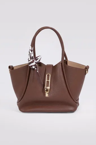 Rudas trapecijos formos rankinė su šaliku