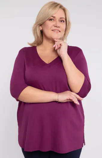 Paprasta violetinė palaidinė su V formos iškirpte
