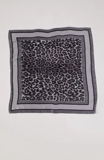 Pilkas leopardo skarelė