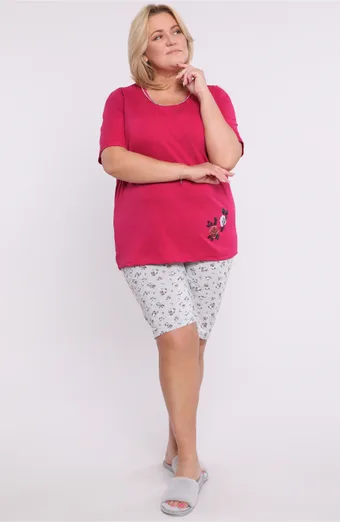 Rožinė pižama, pilki gėlėti šortai