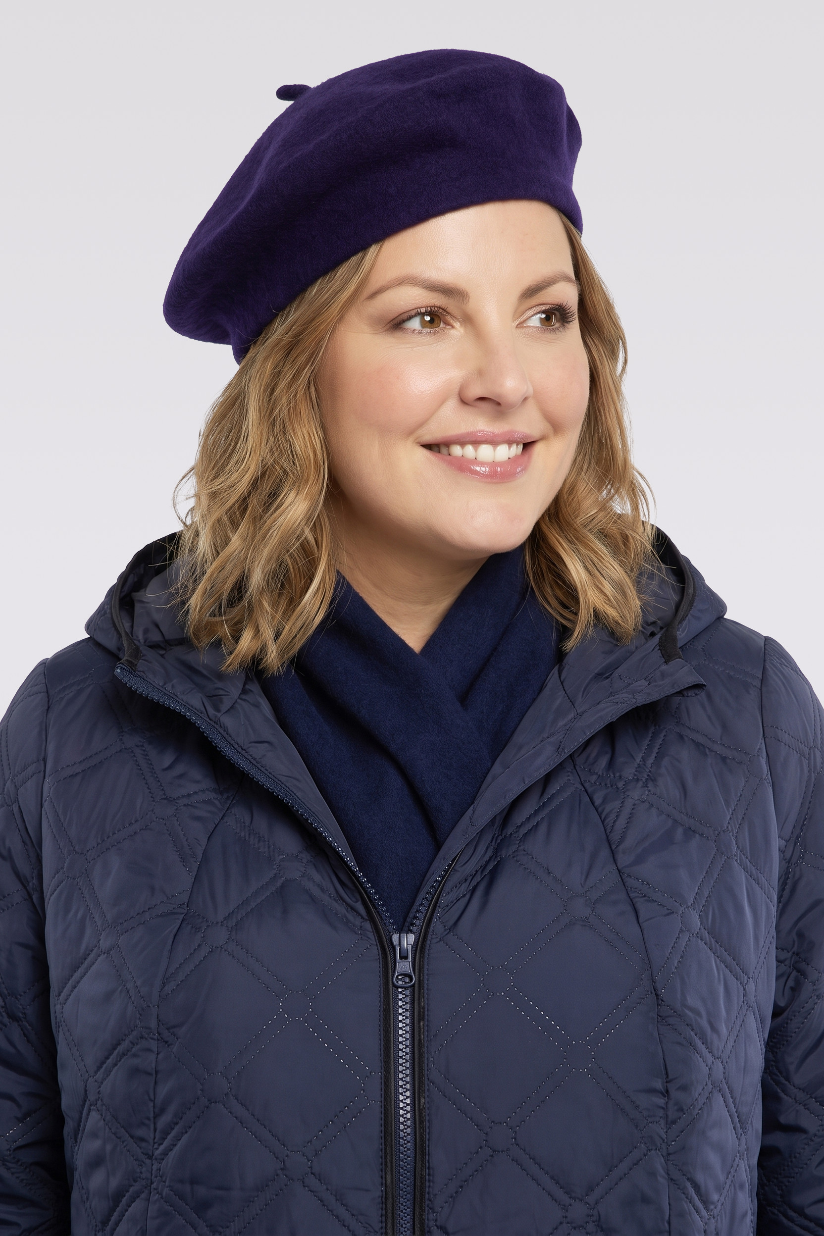 Tamsiai violetinė beretė