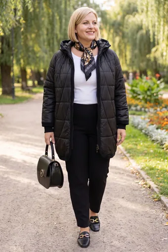 Juoda striukė su rankogaliais