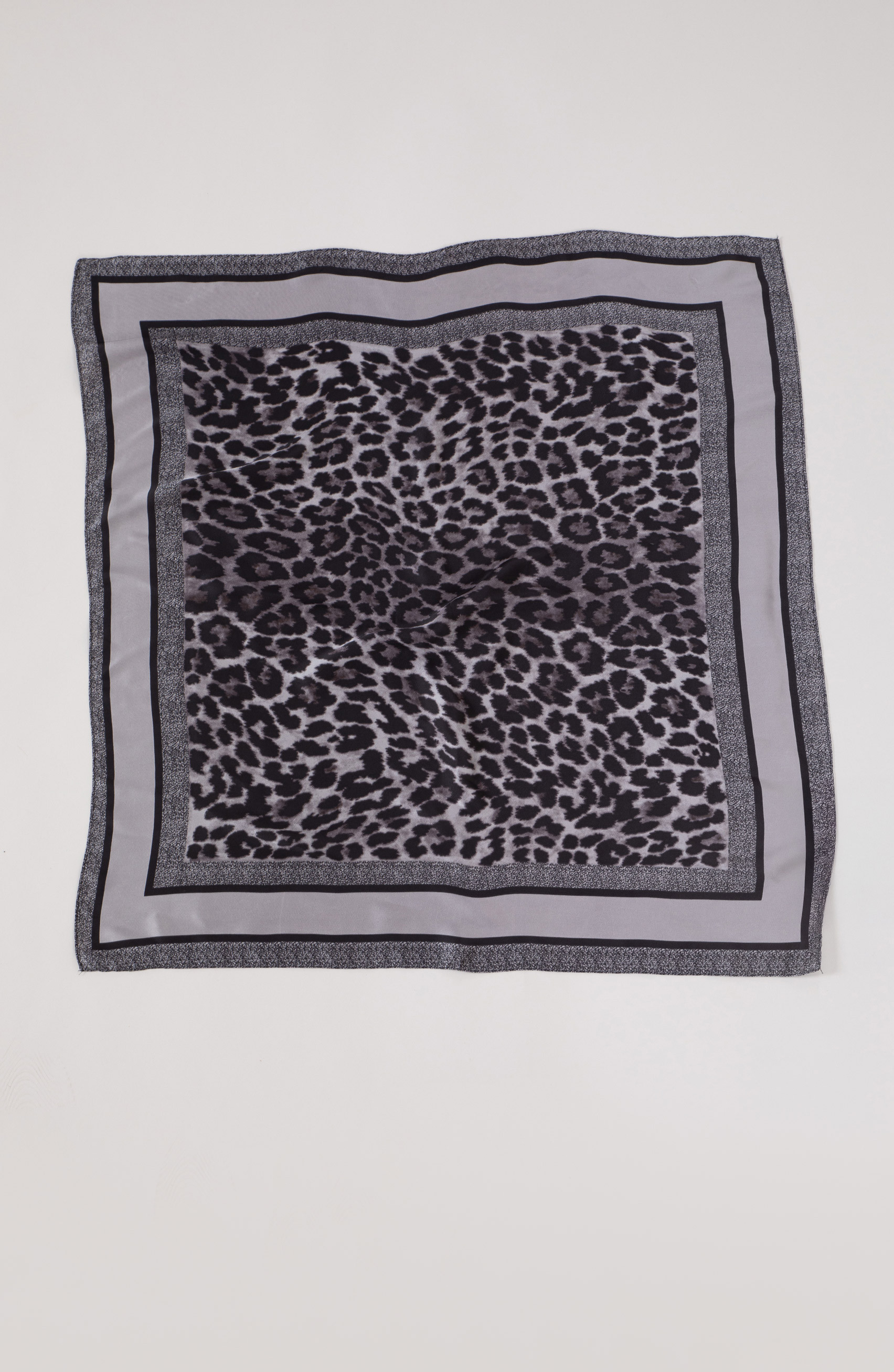 Pilkas leopardo skarelė